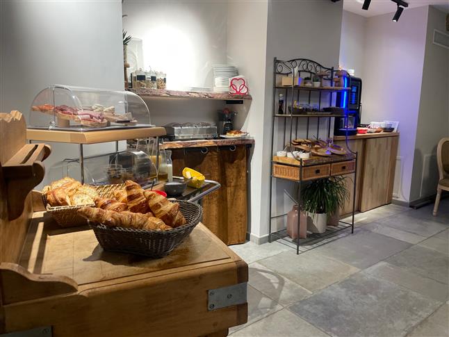 Petit-déjeuner continental buffet