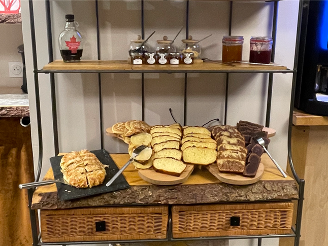 Petit-déjeuner continental buffet